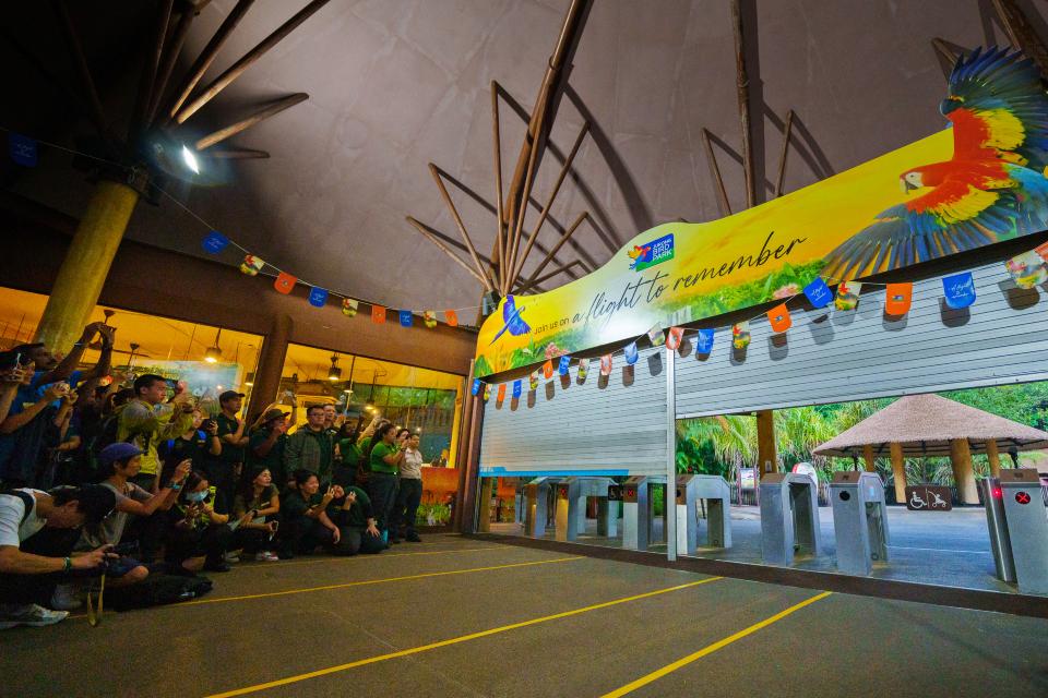 Visitors Bid Farewell to Jurong Bird Park