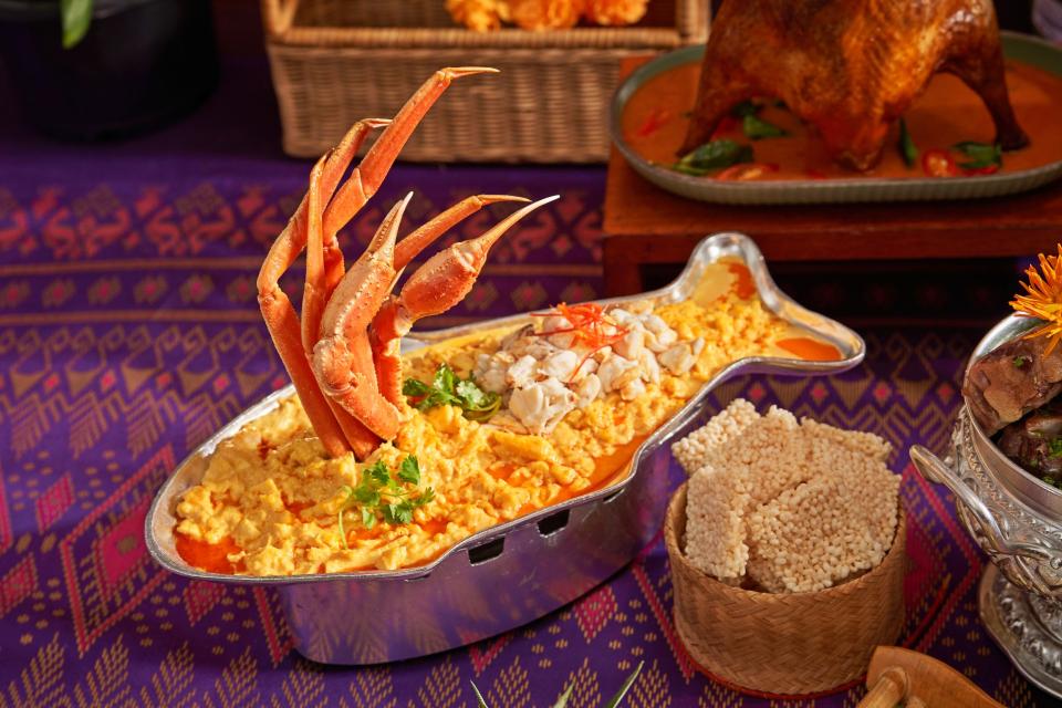 Pu Phad Phong Kari (Stir-Fried Mud Crab with Curry Paste & Rice Cracker)