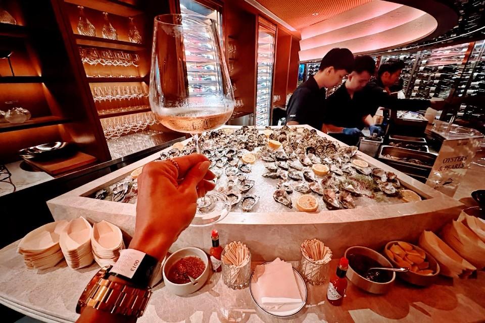 Fresh oysters and champagne