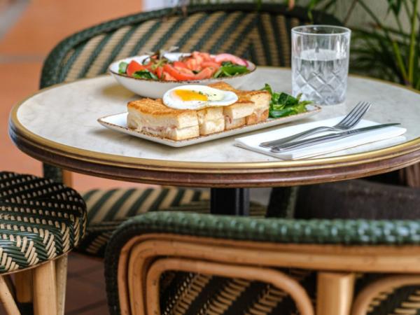Cafe and Bar Gavroche