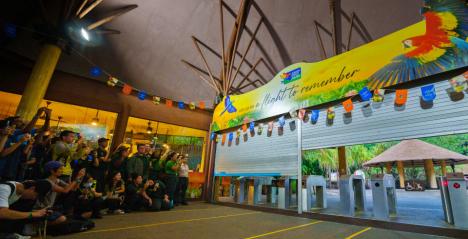 Visitors Bid Farewell to Jurong Bird Park